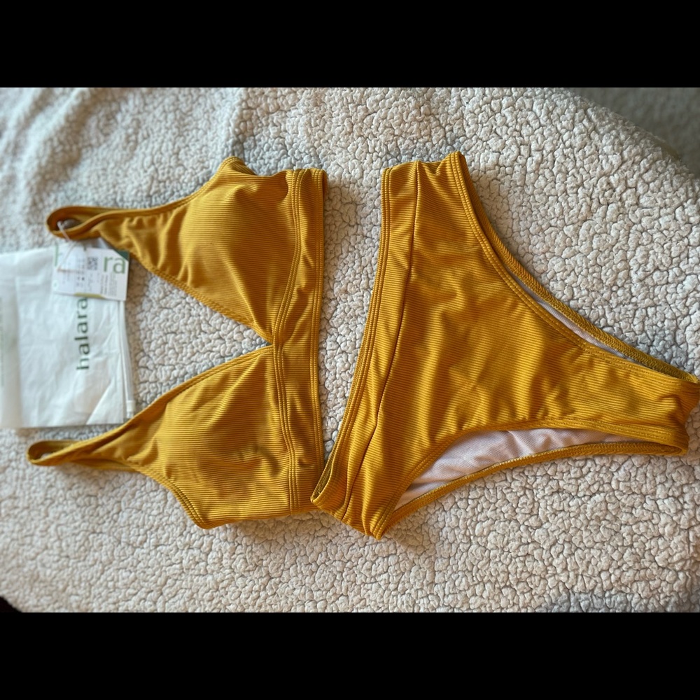Halara Solid V Neck Bikini Set in Goldenrod Size M
